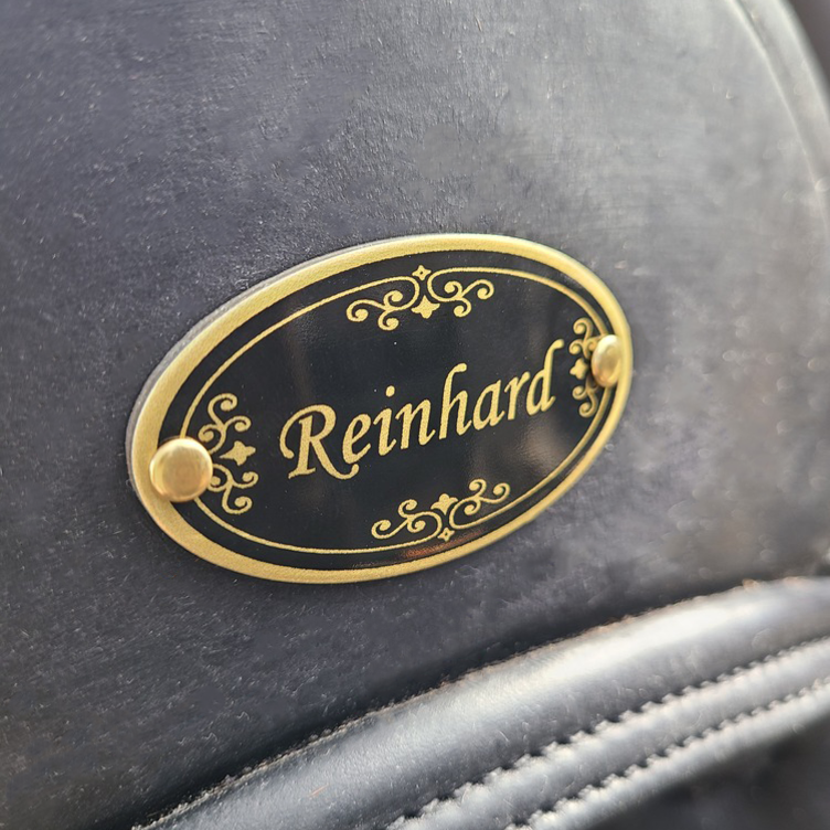 馬術】エレガントなネームプレート（カーボン製鞍用） | TanoMake