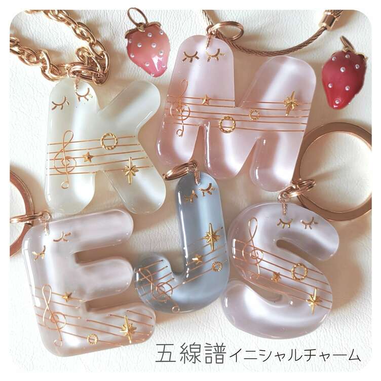 【五線譜イニシャルチャーム】ララバイ - 吹奏楽 オーケストラ 金管バンド 音楽 楽譜 譜面 送別ギフト