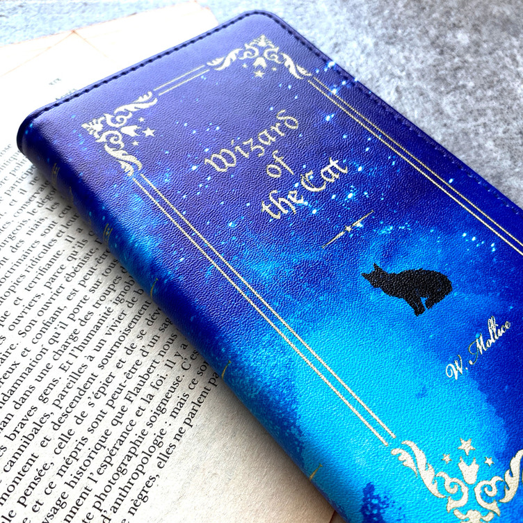 猫の魔法使い（白） 洋書風の手帳型スマホケース
