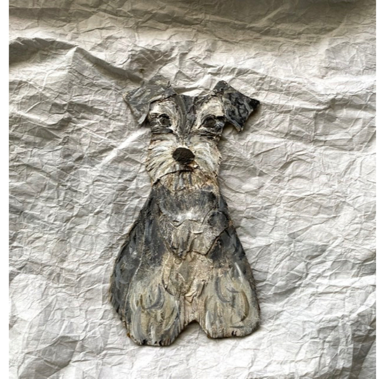 象牙調　犬　彫刻　壁掛け　テリア？　シュナウザー？ 2026年（令和8年）壁掛けカレンダー（ミニ） ミニチュア・シュナウザー