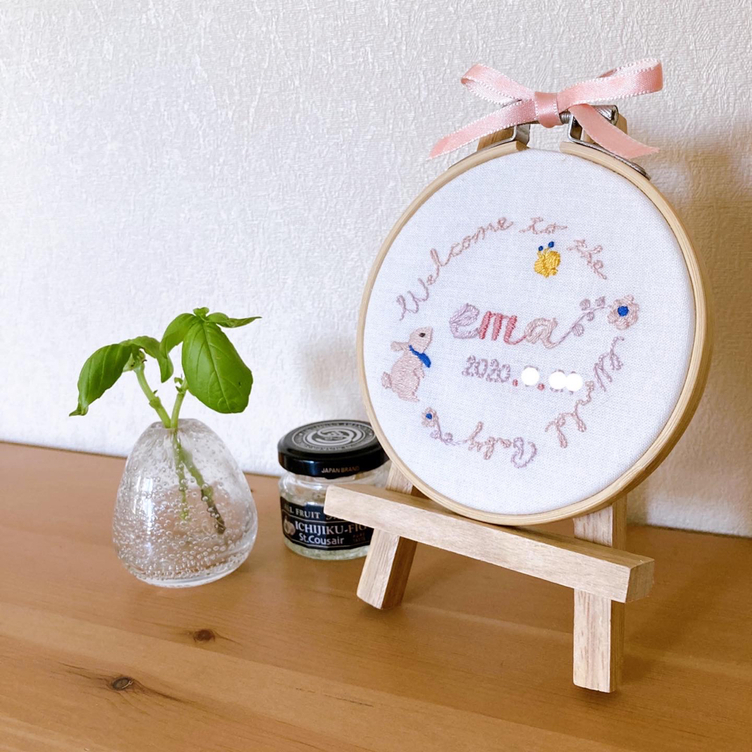 手刺繍の命名書 刺繍バースボード 刺繍バースデーボード うさぎと花モチーフ オーダー頂いたイメージ モチーフを元にデザイン 出産祝い 誕生日ギフト お花 動物 女の子 男の子 カラフル シンプル Tanomake タノメイク 欲しいものが頼めるオーダーメイド特化型