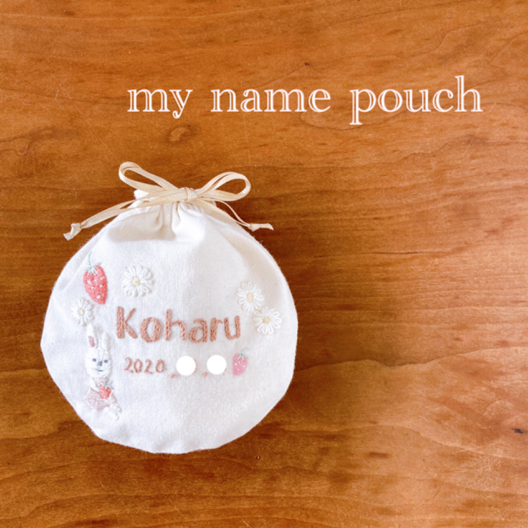 お名前 刺繍の丸い巾着 うさぎと苺 名入れ オーダー頂いたモチーフを刺繍 出産祝い 誕生日ギフト へその緒 赤ちゃんファーストカット髪の毛 産毛 胎毛 乳歯 おしゃぶり ベビー ヘアバンド ヘアクリップ Tanomake タノメイク 欲しいものが頼めるオーダーメイド特化型