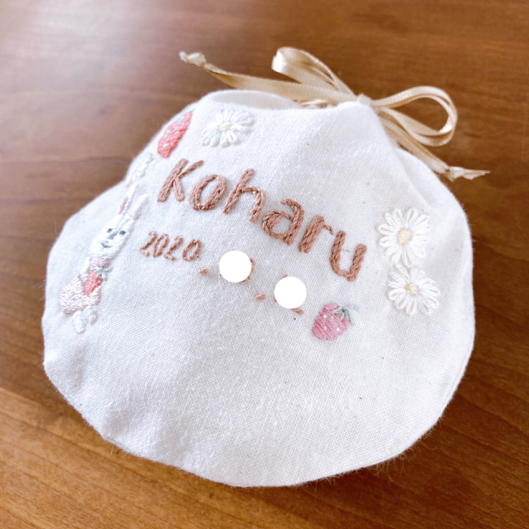 お名前刺繍の丸い巾着 うさぎと苺 名入れ オーダー頂いたモチーフを刺繍 出産祝い 誕生日ギフト へその緒 赤ちゃんファーストカット髪の毛 産毛 胎毛 乳歯 おしゃぶり ベビーヘアバンド ヘアクリップ Tanomake タノメイク 欲しいものが頼めるオーダーメイド特化型