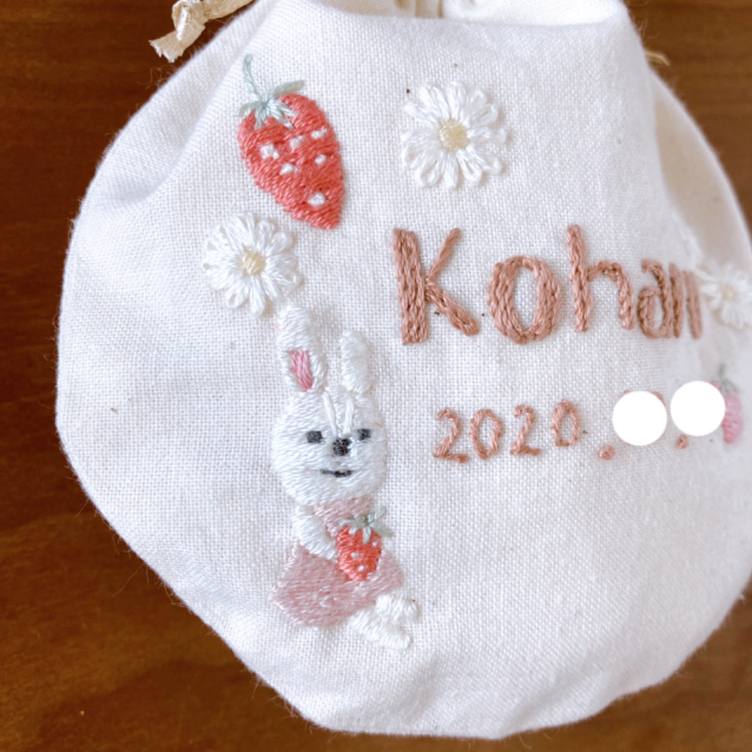 お名前刺繍の丸い巾着 うさぎと苺 名入れ オーダー頂いたモチーフを刺繍 出産祝い 誕生日ギフト へその緒 赤ちゃんファーストカット髪の毛 産毛 胎毛 乳歯 おしゃぶり ベビーヘアバンド ヘアクリップ Tanomake タノメイク 欲しいものが頼めるオーダーメイド特化型