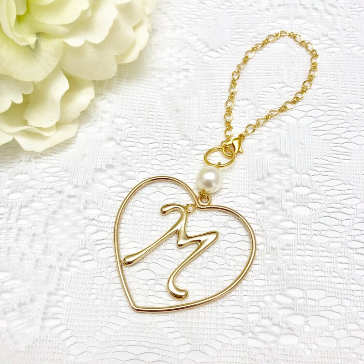 ハートの中にイニシャルが揺れる♪ラブリーバッグチャーム