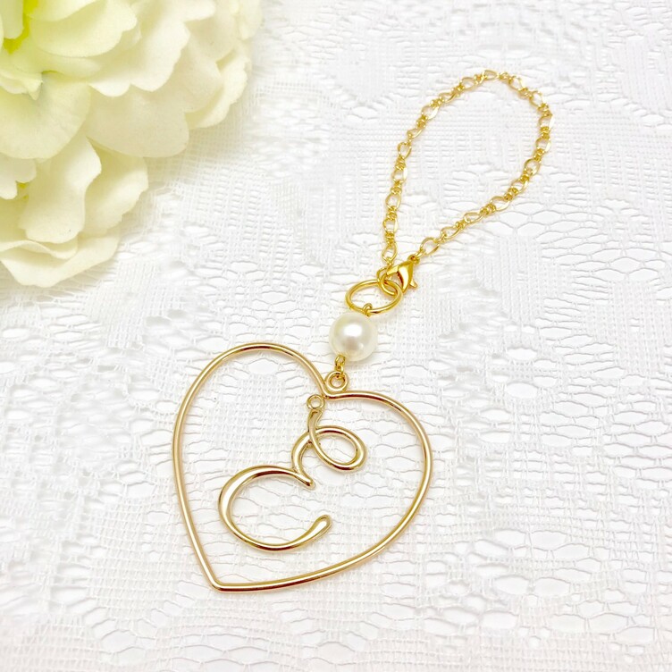 ハートの中にイニシャルが揺れる♪ラブリーバッグチャーム