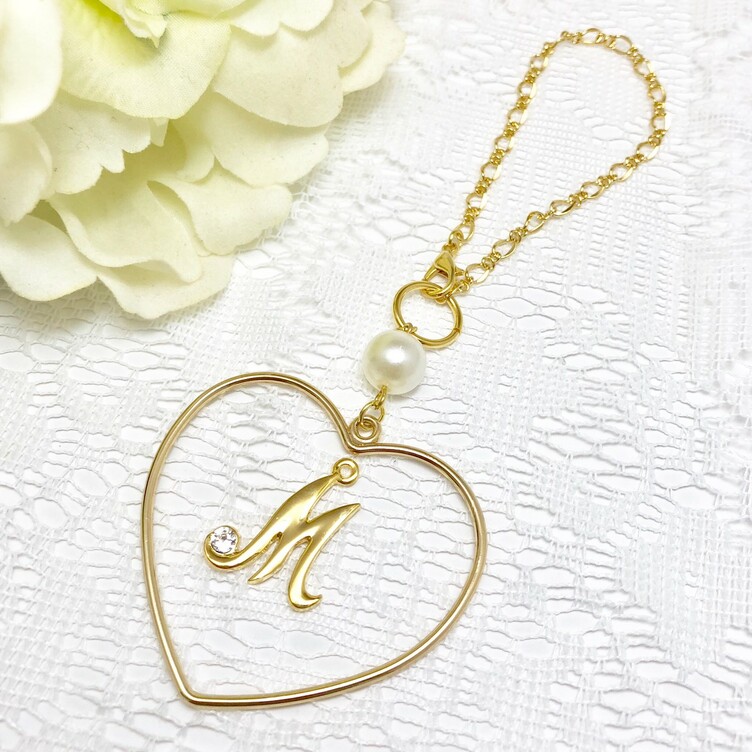 ハートの中にイニシャルが揺れる♪ラブリーバッグチャーム