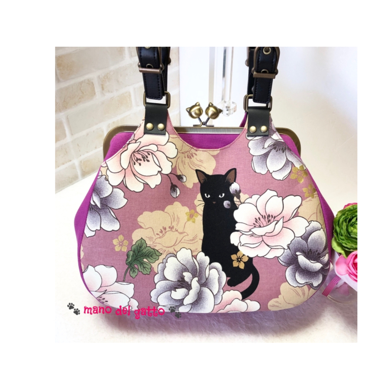 黒猫と花のがま口あおりバッグ(牡丹＆藤) | TanoMake(タノメイク