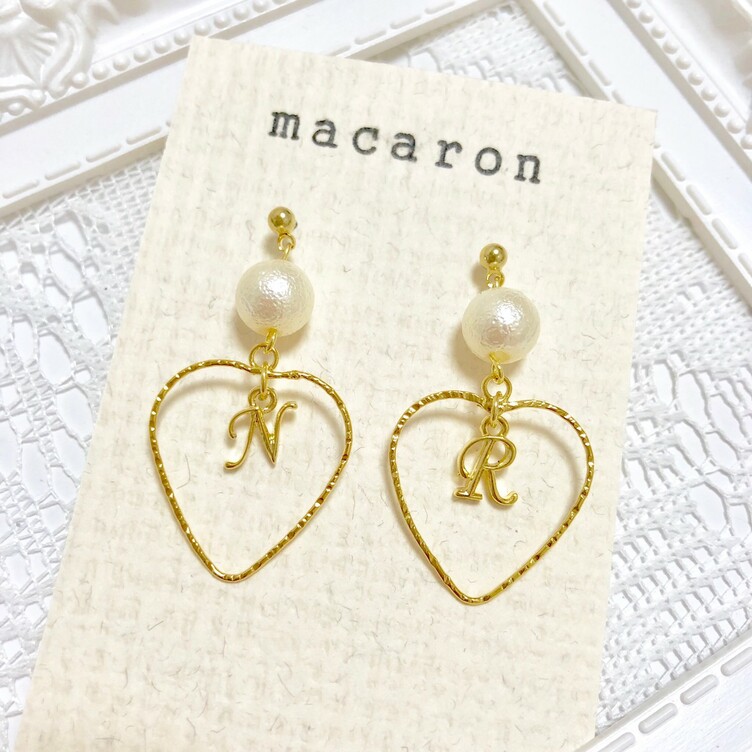ハートの中でイニシャルが揺れる♡うっとり幸せピアス！