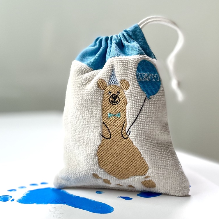 敬老の日の贈り物♥【オーダーメイド】足形アートくまちゃんの刺繍ポーチ