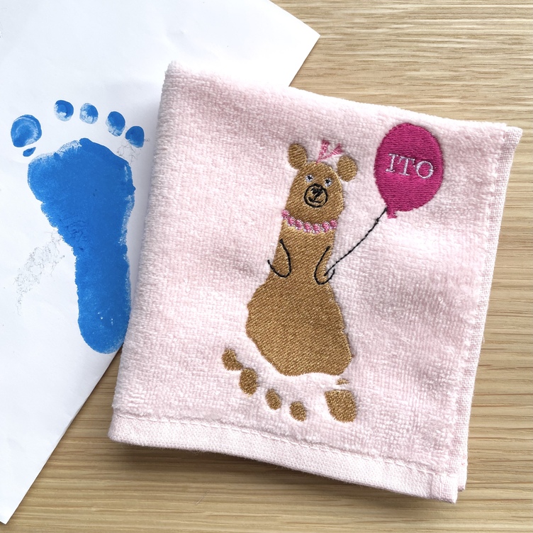 敬老の日の贈り物❤︎【オーダーメイド】足形アートくまちゃんの刺繍タオル