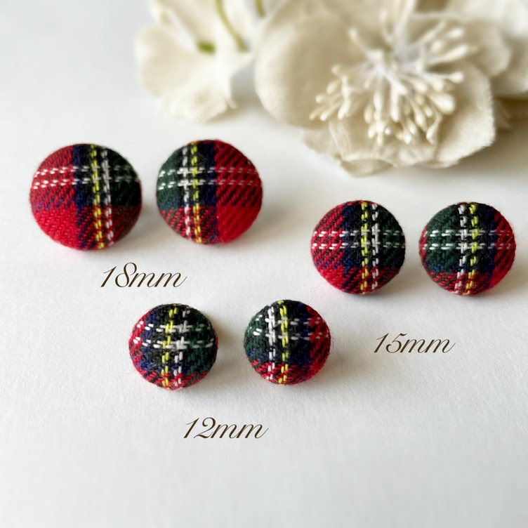 送料無料】赤いタータンチェックのくるみボタンピアスorイヤリング