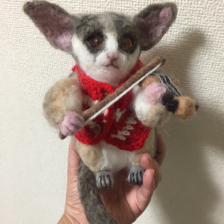 羊毛フェルトのショウガラゴのバイオリニスト | TanoMake 羊毛フェルトのショウガラゴのバイオリニスト | TanoMake
