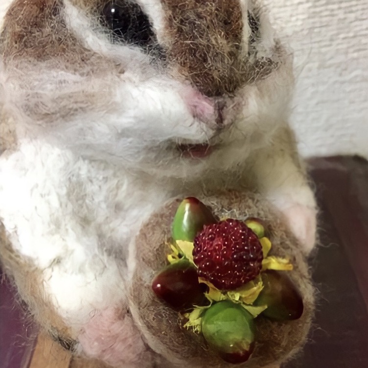 森の贈り物　木の実のケーキをもったシマリス