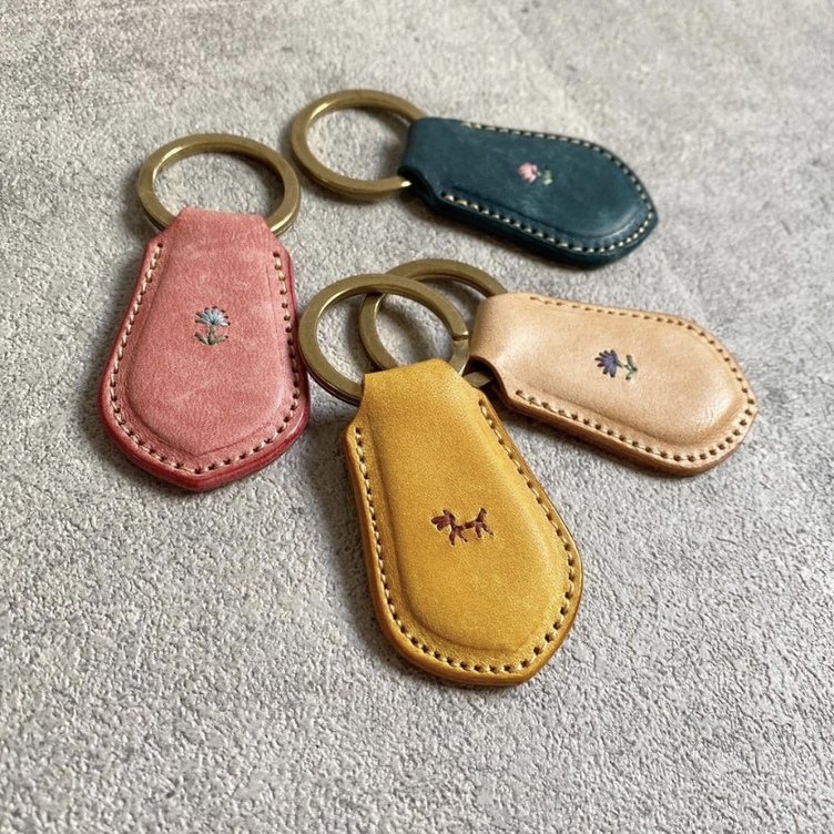 手縫い刺繍入り レザーキーホルダー