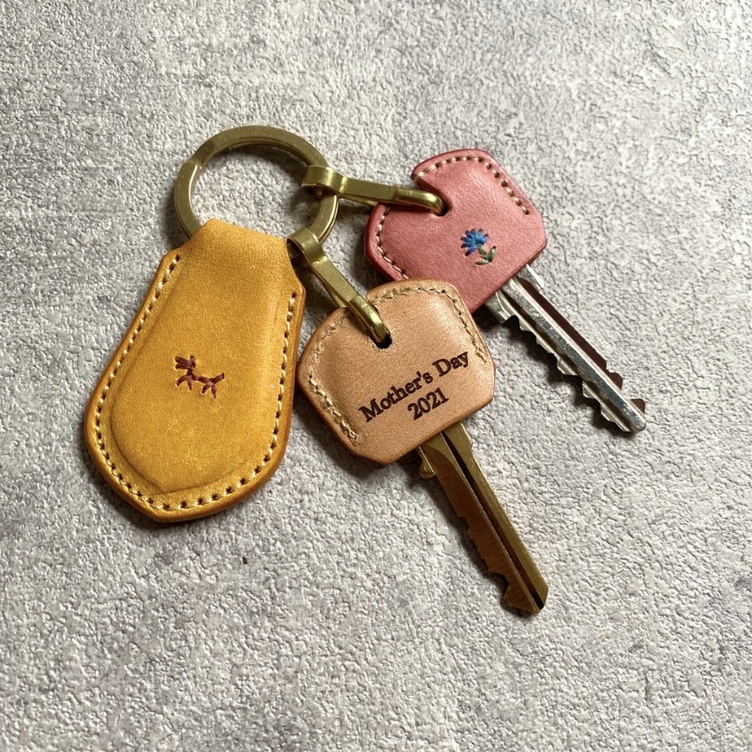 手縫い　刺繍　レザー　革小物　アクセサリー　ペンダント　キーホルダー 手縫い刺繍入り レザーキーホルダー | TanoMake(タノメイク) | 欲しい