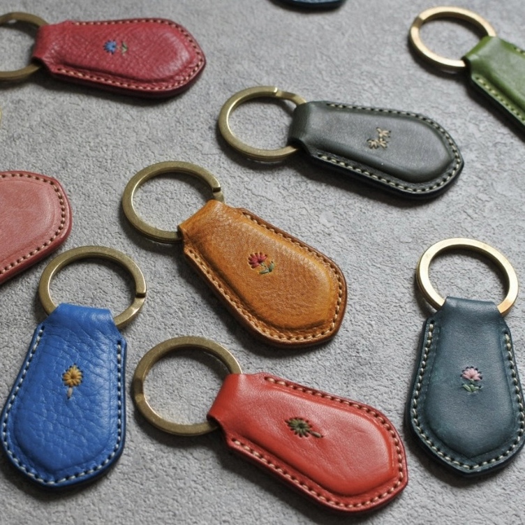 手縫い刺繍入り レザーキーホルダー | TanoMake(タノメイク) | 欲しい