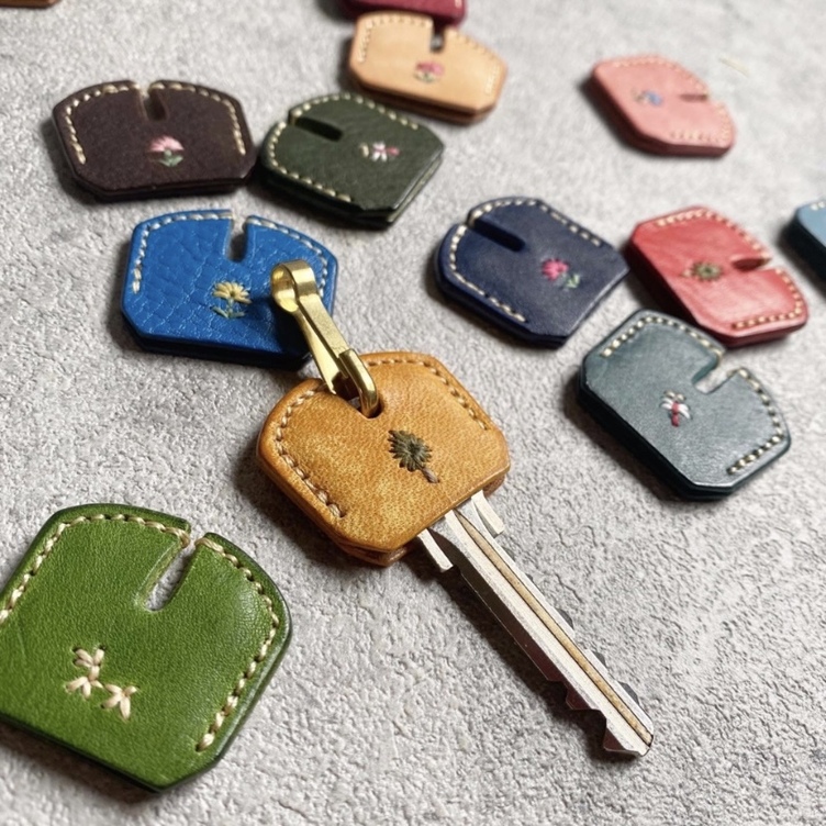 手縫い刺繍入り レザーキーカバー