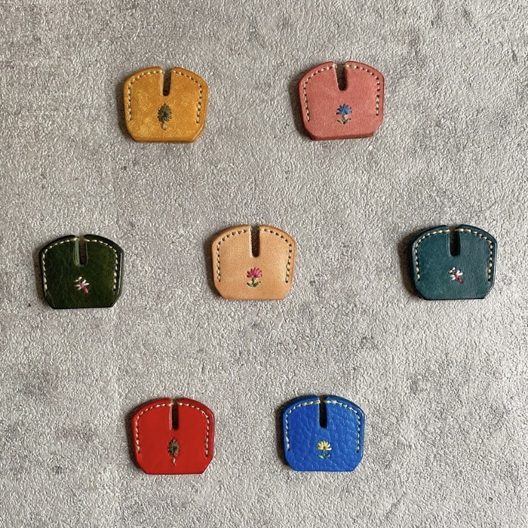 手縫い刺繍入り レザーキーカバー