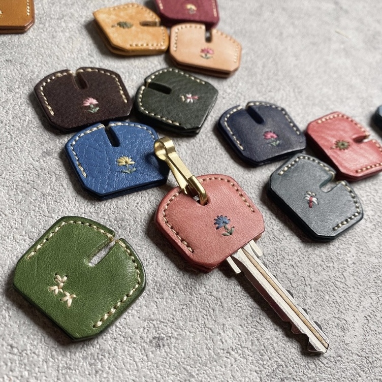 手縫い刺繍入り レザーキーカバー