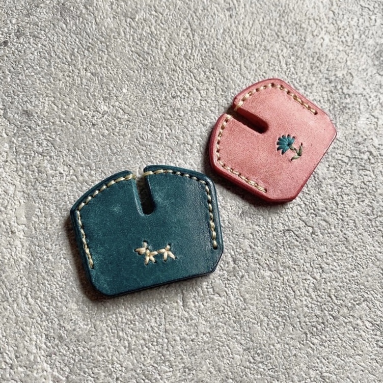 手縫い刺繍入り レザーキーカバー