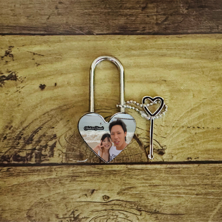 Lineで簡単 名入れ 写真入り ハート型南京錠 恋人 カップル 彼氏 彼女 夫婦 鍵 ロック ハート型 鍵 ハート形 プレゼント クリスマス バレンタイン ホワイトデー ペア 写真 写真入れ 名前 記念日 南京錠 Tanomake タノメイク 欲しいものが頼めるオーダーメイド特化
