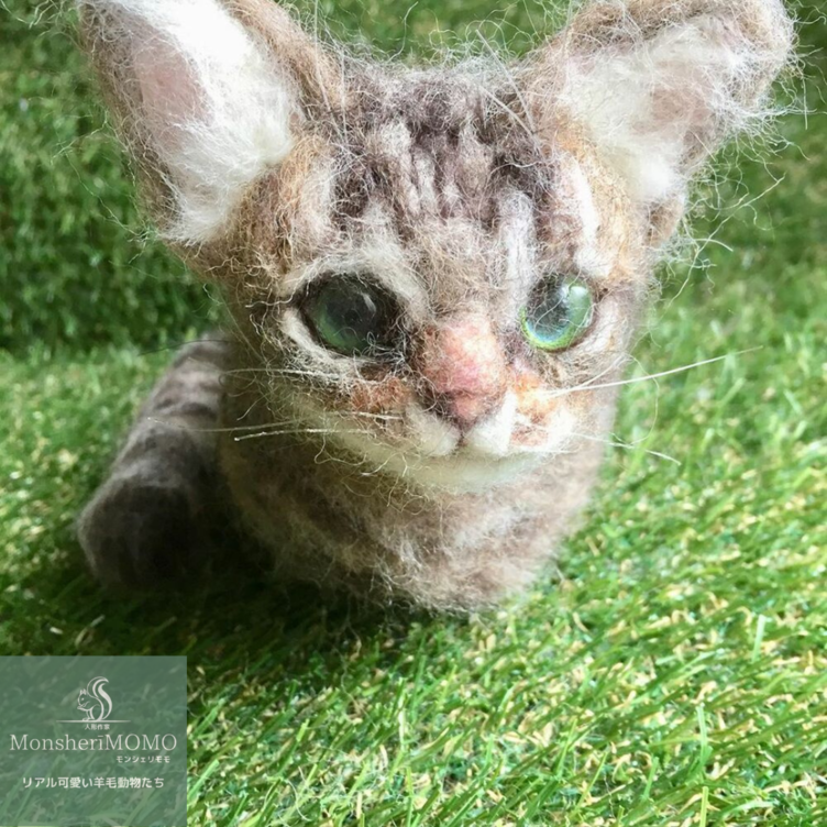 うちの子グッズ 羊毛フェルトのキジトラ子猫 香箱座り