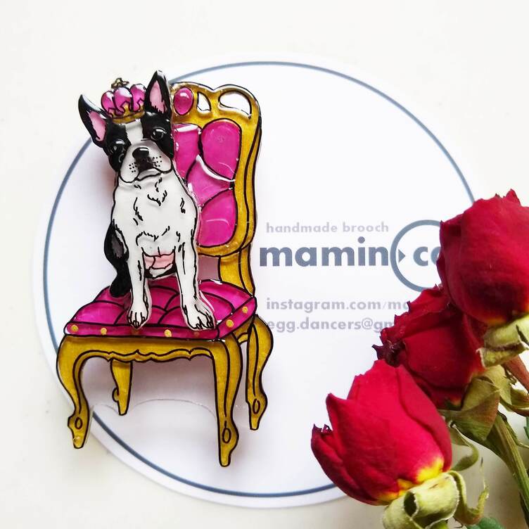 うちの王様👑 アンティーク椅子のブローチ | TanoMake