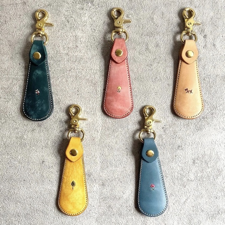 手縫い刺繍入り 靴べらキーホルダー